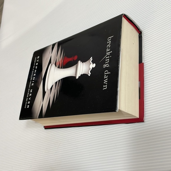 First Edition hardcover Breaking Dawn book written by Stephanie Meyer - Picture 8 of 10